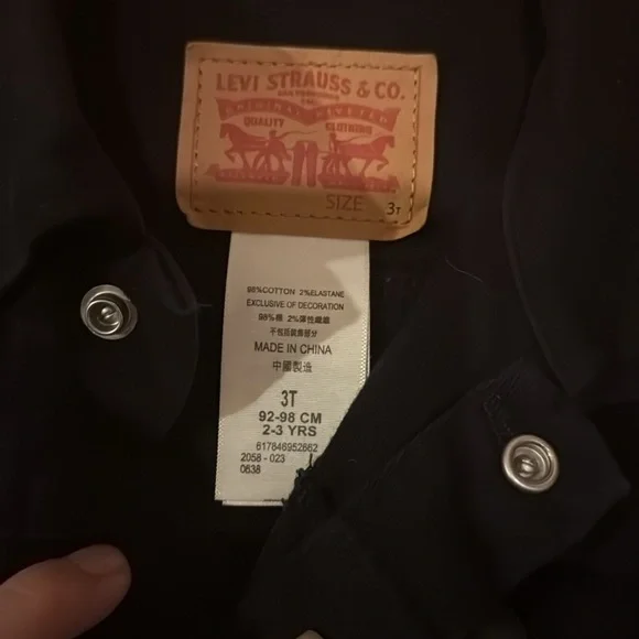 Levi’s black Jean jacket - Picture 2 of 5